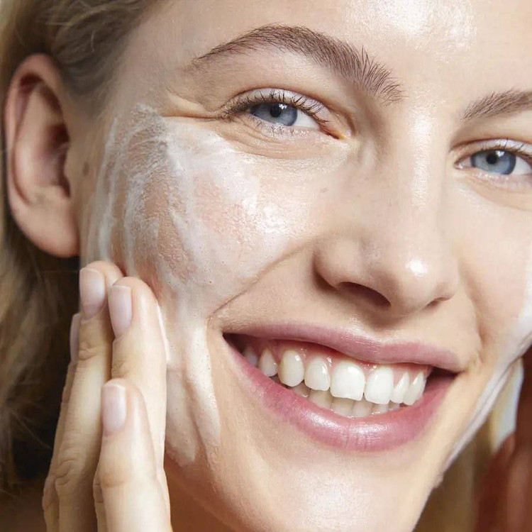 ژل صورت شوینده و تمیز کننده و آبرسان با آلوورا و عصاره آناناس لاونیچر اوریفلیم