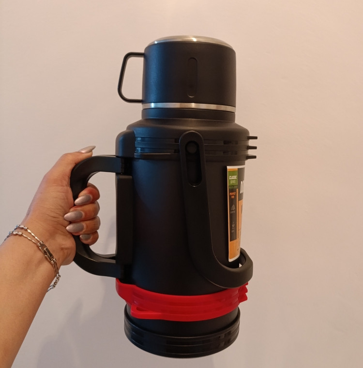 تصویر محصول فلاسک کمپینگ استیل دوجداره سفری 1800 میلی لیتری غول با بند دوشی و صافی | حفظ دما تا 48 ساعت برند None در دسته فلاسک
