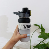 قمقمه مدل ویبرانت ۶۵۰ میل vibrant دسته دار نی دار در دکمه ای قفل دار